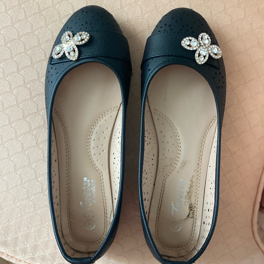 NWOT Forever Comfort size 6 Black Flats w Jewel